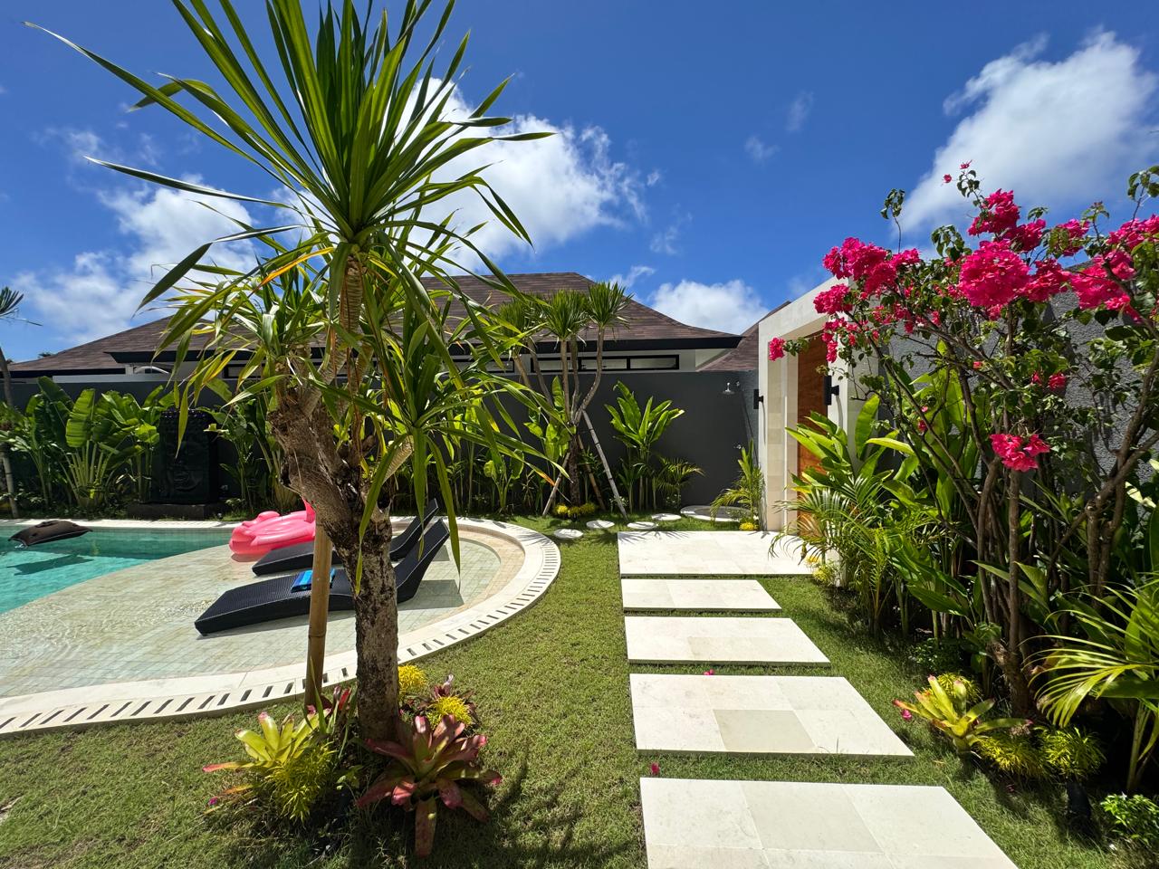 NEW VILLA WITH HIGH QUALITY MATERIALS - CENTRAL UNGASAN