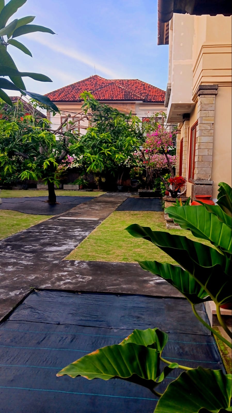 RUMAH MEWAH 2 LANTAI DI KAWASAN PREMIUM DEKAT SANUR - RENON