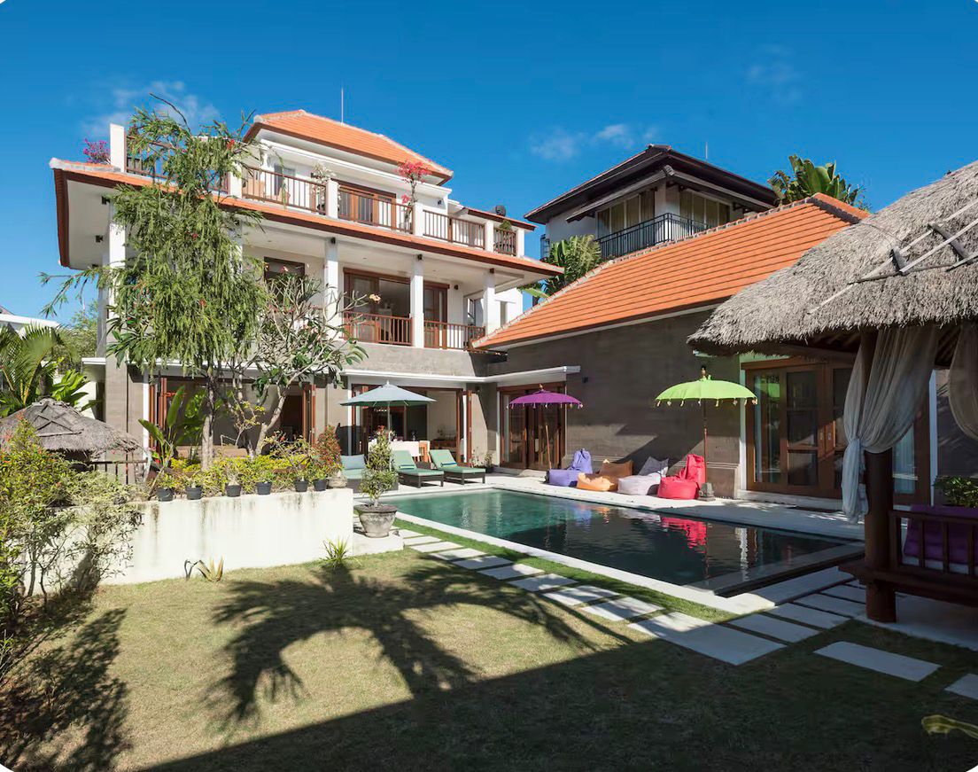 VILLA MEWAH BERKONSEP TRADISIONAL BALI DI KAWASAN HOTEL BINTANG 5 - BENOA