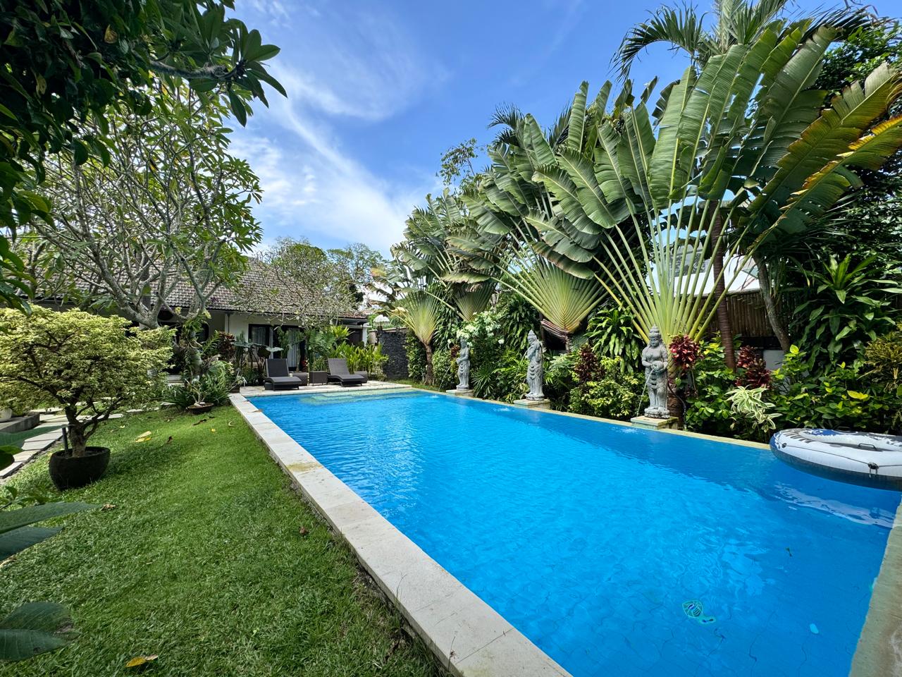 VILLA DENGAN DESIGN TRADISIONAL BALI 5 KAMAR TIDUR DI UMALAS