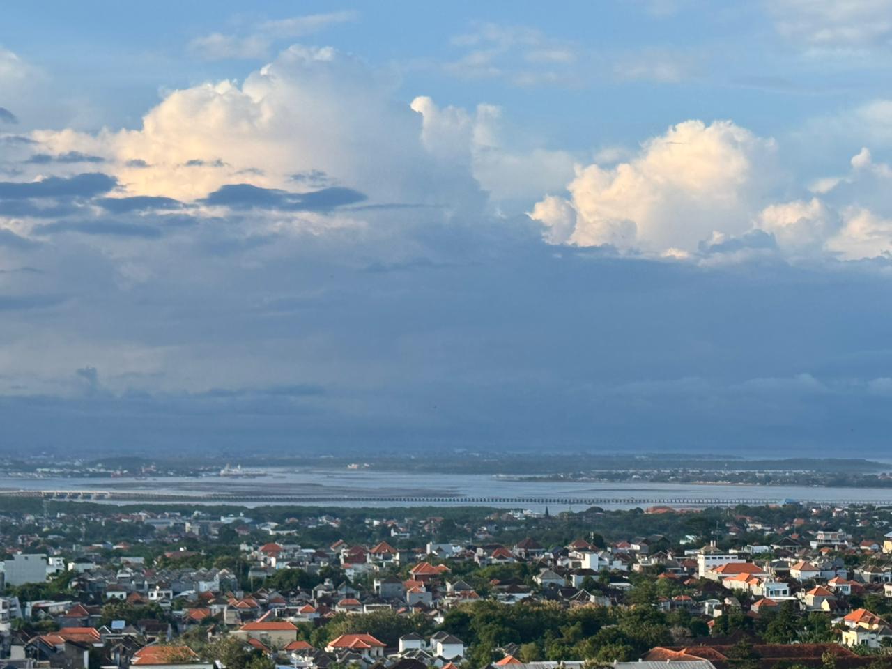 TANAH HOOK DENGAN PEMANDANGAN KOTA, TOL DAN LAUT DI KAWASAN VILLA ELITE JIMBARAN