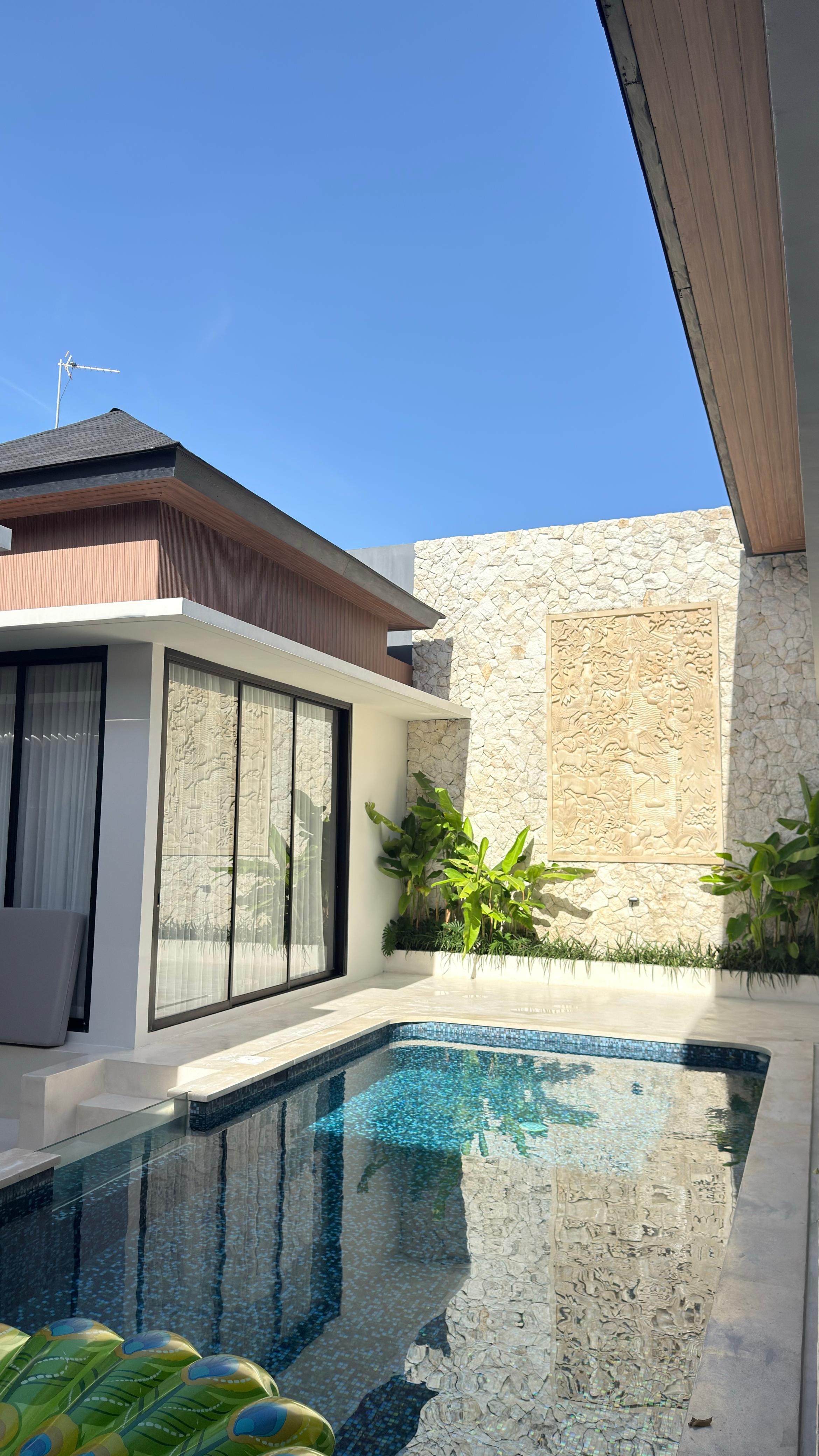 VILLA BRAND NEW DENGAN KONSEP MODERN TROPICAL DI JANTUNG SEMINYAK