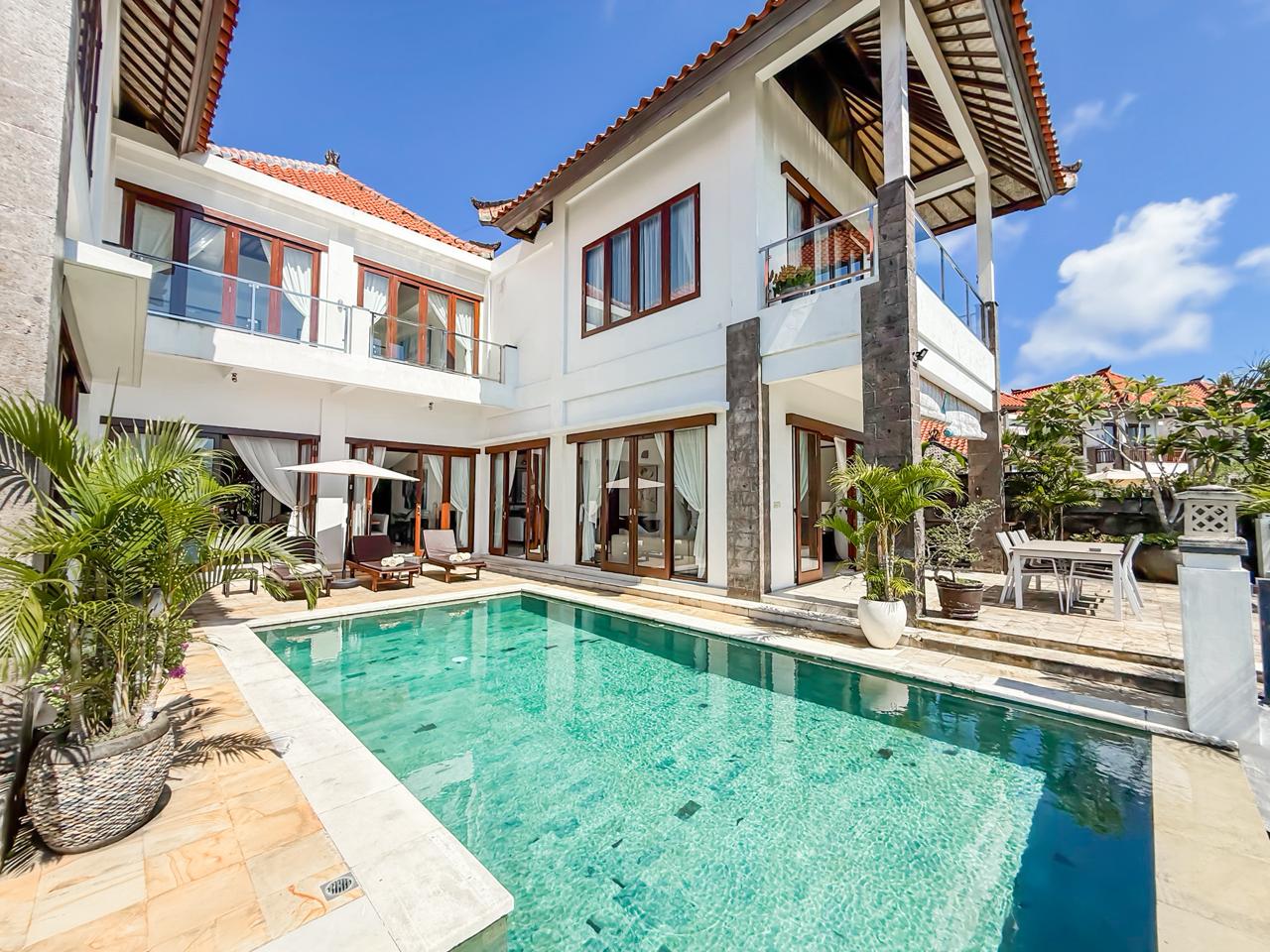 VILLA MEWAH DENGAN PEMANDANGAN LAUT DAN SUNSET DI JALAN PANTAI BALANGAN