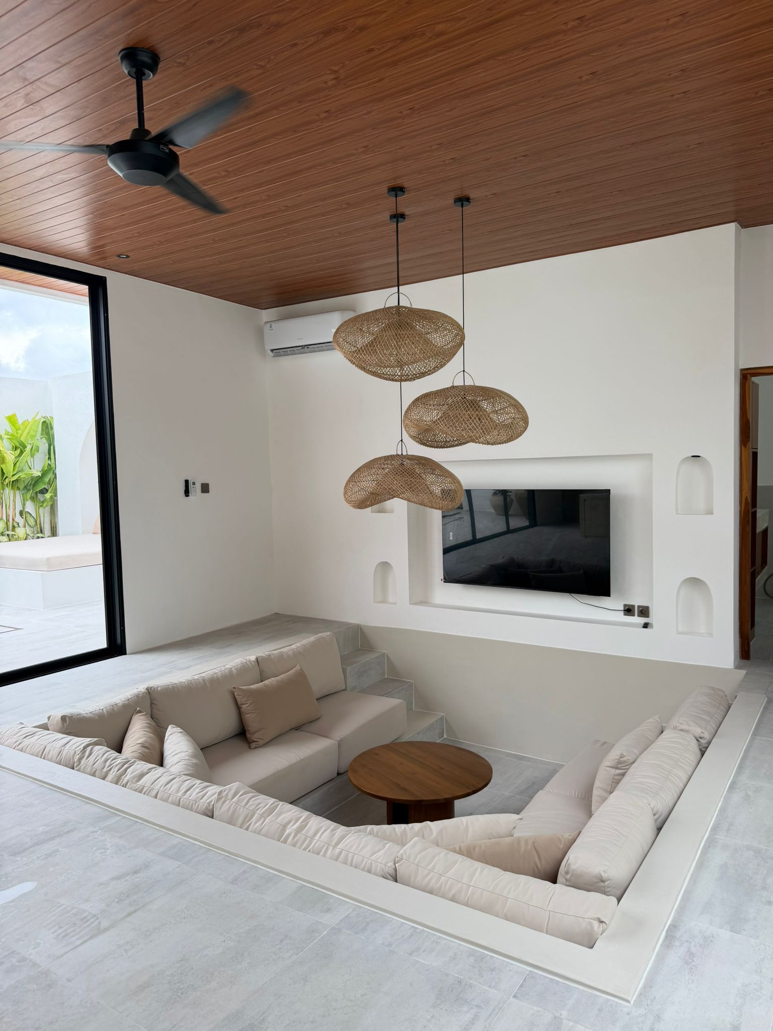 VILLA BARU DENGAN MODERN CLEAN DESIGN DI BABAKAN - CANGGU